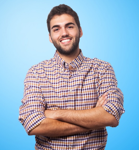 Foto gratuita cierre de dientes hombre moreno sonriendo.