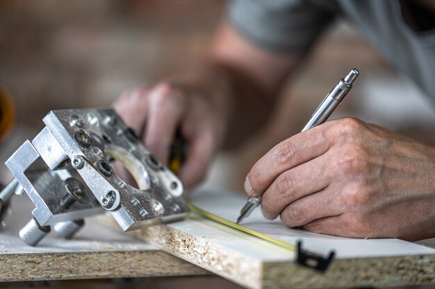 Cierre una herramienta profesional para taladrar con precisión en madera.