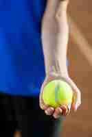 Foto gratuita cierre de pelota de tenis en la mano