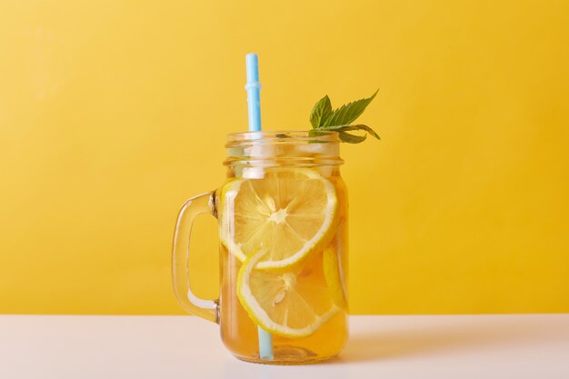 Cierre plano de bebida fresca con limones y menta