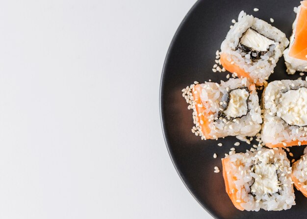 Cierre plano de plato de sushi con espacio de copia