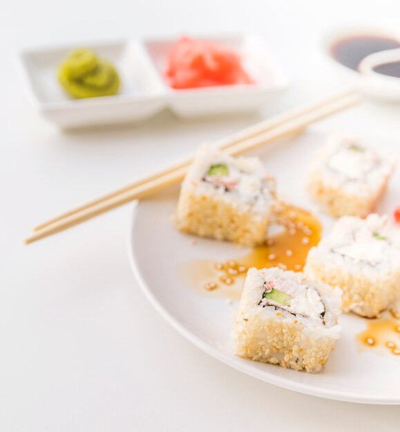 Cierre plano de plato de sushi con fondo borroso