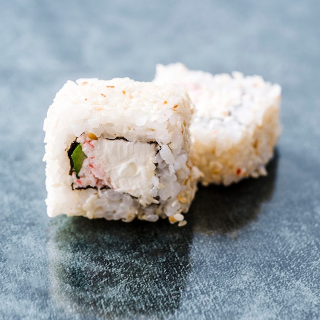 Cierre plano de rollos de sushi
