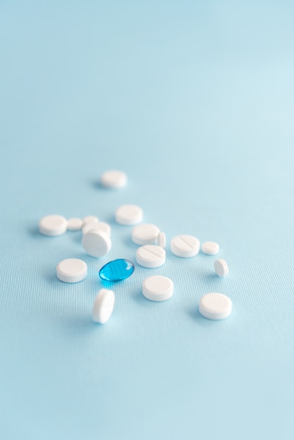 Cierre de tabletas blancas con una cápsula azul