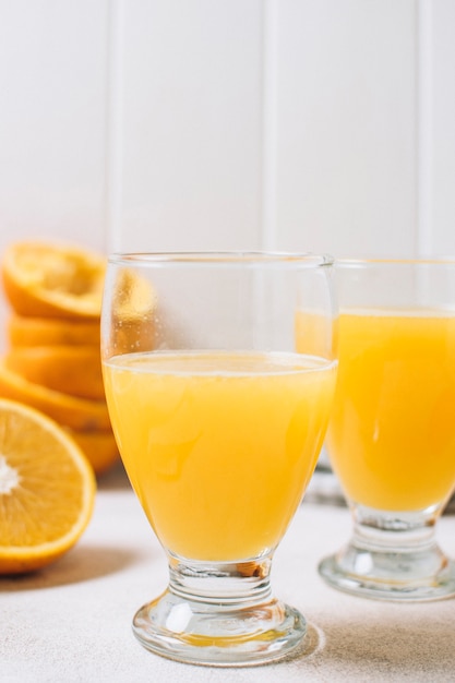 Foto gratuita cierre de vidrio con jugo de naranja