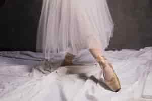 Foto gratuita cierre de zapatillas de ballet y falda