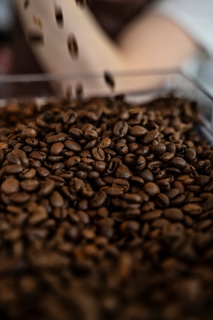 Ciérrese para arriba en la pila de granos de café en cafetería