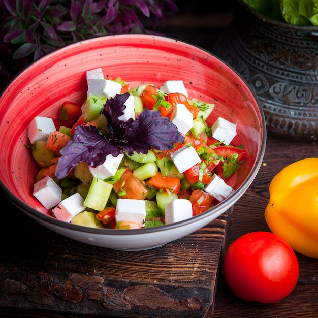 Ciérrese encima de la ensalada griega lechuga, tomates, queso feta, pepinos, aceitunas negras, cebolla morada