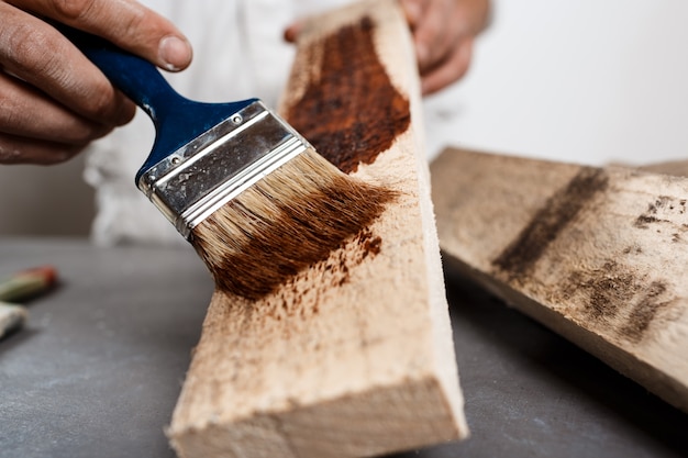 Ciérrese encima de la foto de la madera de la pintura en color marrón.