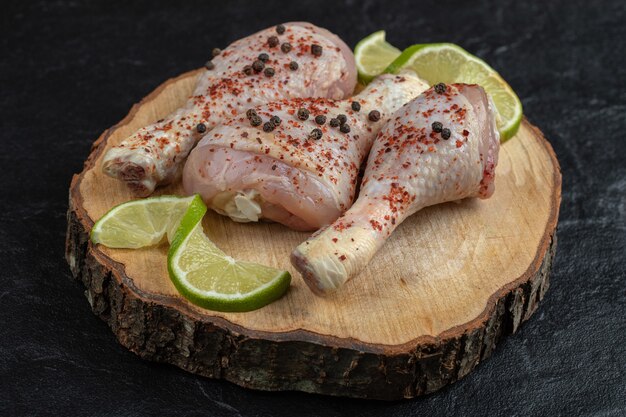 Ciérrese encima de la foto de las piernas de pollo crudas.