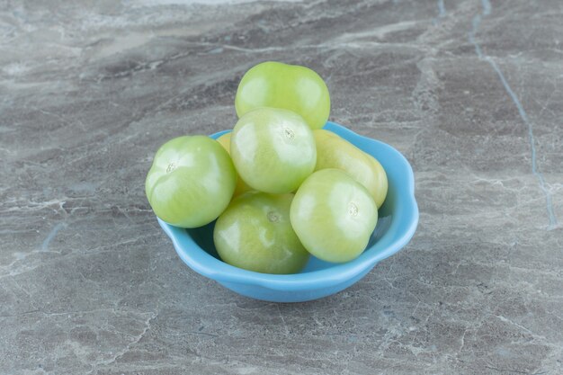 Ciérrese encima de la foto de los tomates verdes inmaduros. Vegetales orgánicos saludables.