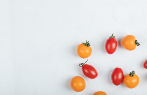 Ciérrese encima del montón de la foto de los tomates cherry. Foto de alta calidad