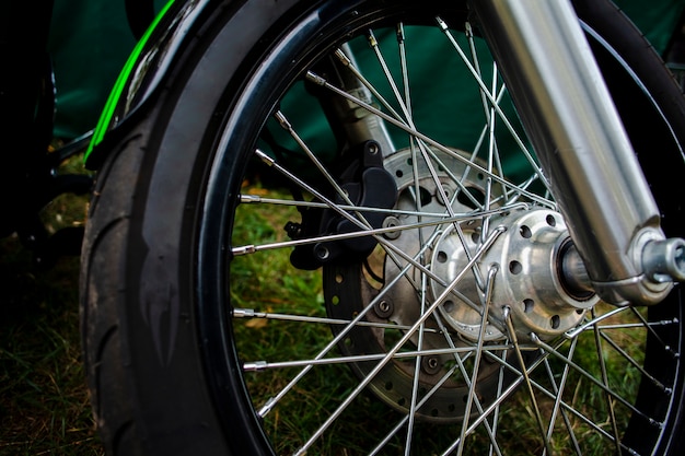 Foto gratuita ciérrese encima del neumático verde de la motocicleta