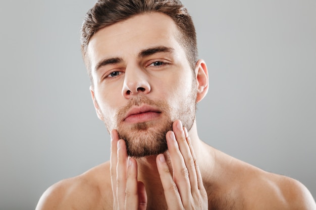 Ciérrese encima del retrato de la belleza de un hombre barbudo hermoso