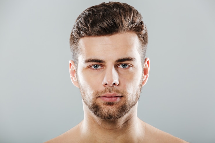 Foto gratuito ciérrese encima del retrato de una cara joven del hombre barbudo