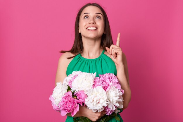 Ciérrese encima del retrato de la chica joven positiva tierna que hace gesto