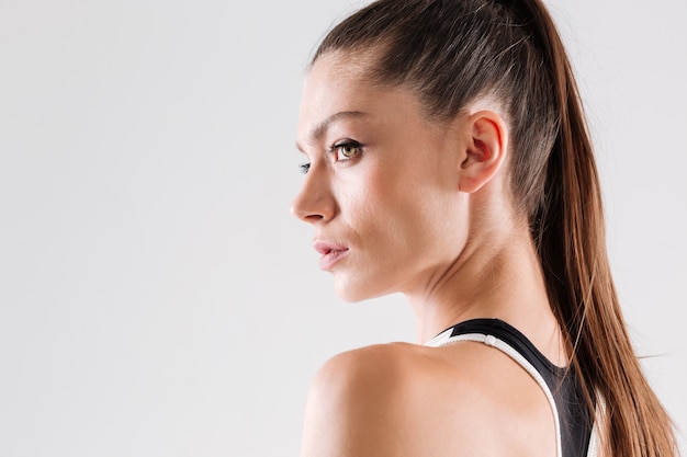 Foto gratuita ciérrese encima del retrato de una deportista morena bonita