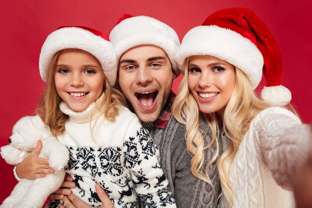 Ciérrese encima del retrato de una familia sonriente hermosa