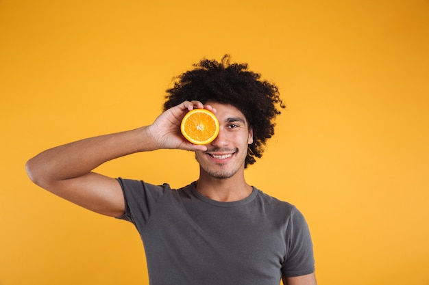 Foto gratuita ciérrese encima del retrato de un hombre africano joven alegre