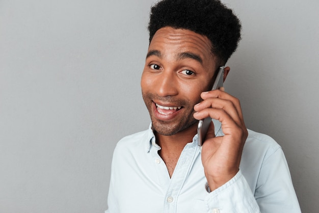 Foto gratuita ciérrese encima del retrato de un hombre africano sonriente feliz