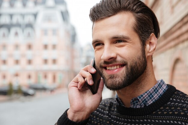 Ciérrese encima del retrato de un hombre atractivo sonriente