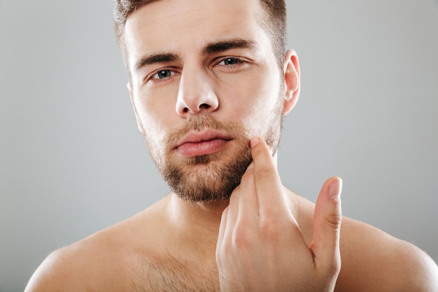 Ciérrese encima del retrato de un hombre barbudo hermoso