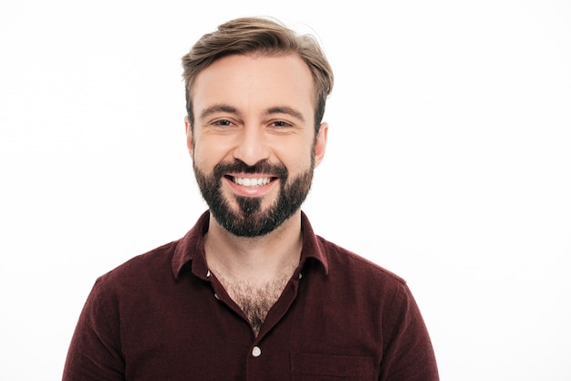 Foto gratuita ciérrese encima del retrato de un hombre barbudo joven sonriente