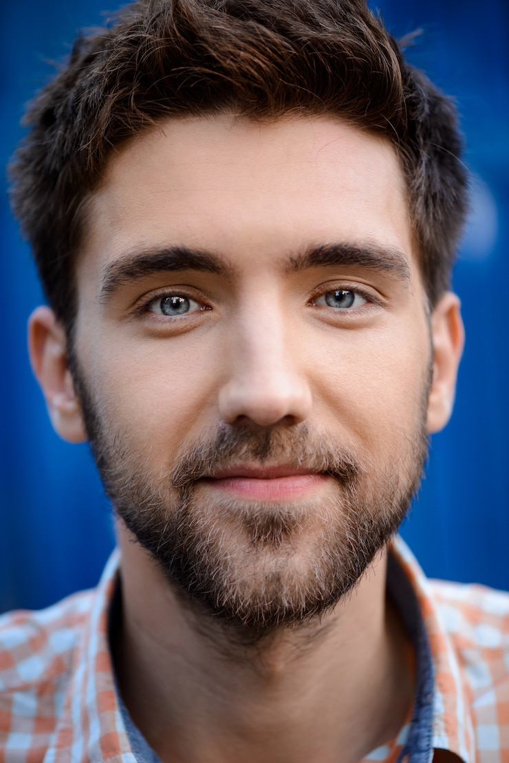 Foto gratuito ciérrese encima del retrato del hombre hermoso que sonríe