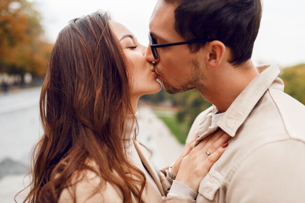 Ciérrese encima del retrato del hombre hermoso con su esposa que abraza afuera. Momentos romanticos.