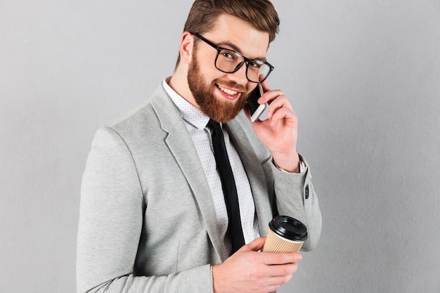 Ciérrese encima del retrato de un hombre de negocios confiado vestido en traje