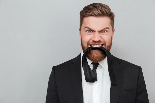 Foto gratuita ciérrese encima del retrato de un hombre de negocios loco divertido en traje