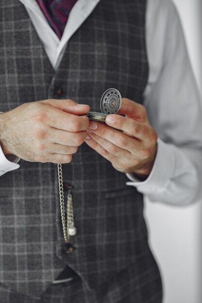 Ciérrese encima del retrato del hombre pasado de moda sonriente. Abuelo con reloj.