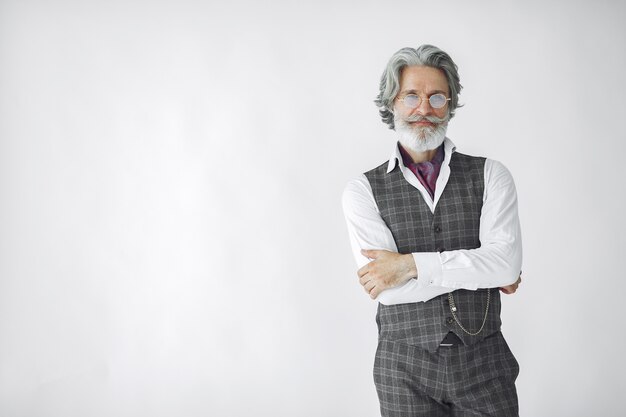 Ciérrese encima del retrato del hombre pasado de moda sonriente. Abuelo con reloj.