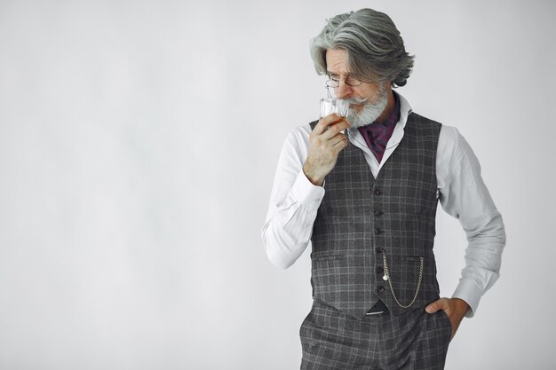 Ciérrese encima del retrato del hombre pasado de moda sonriente. Abuelo con un vaso de whisky.