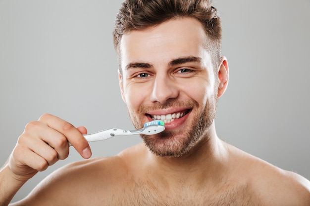 Foto gratuita ciérrese encima del retrato de un hombre semidesnudo sonriente