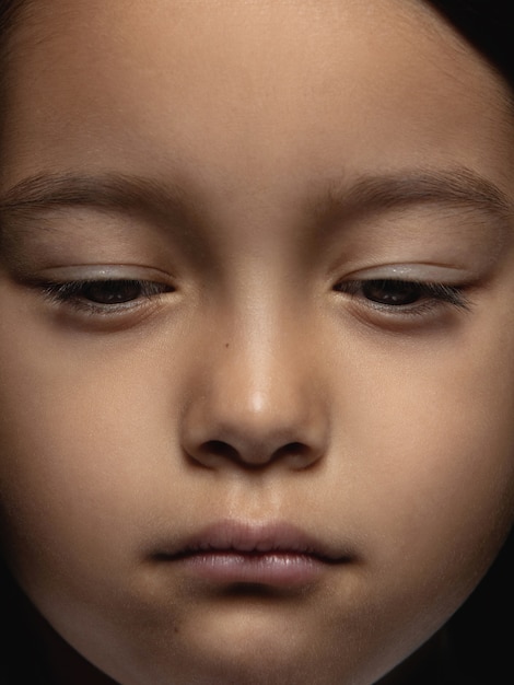 Ciérrese encima del retrato de la muchacha asiática pequeña y emocional. photoshot muy detallado de modelo femenino con piel bien cuidada y expresión facial brillante. concepto de emociones humanas. parece triste, molesto.