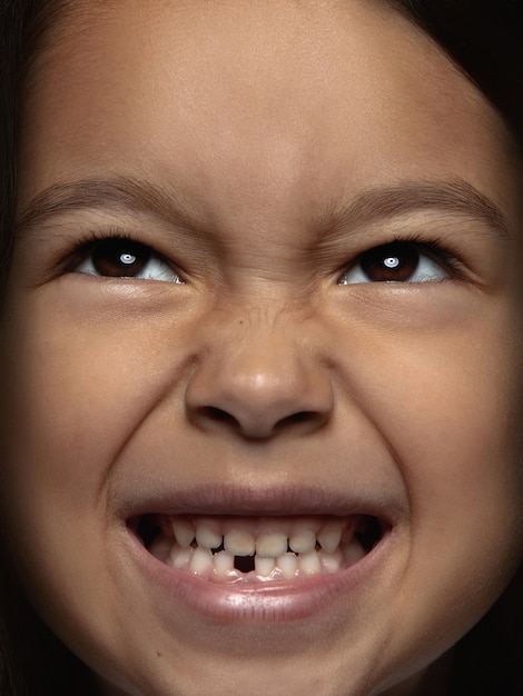 Foto gratuita ciérrese encima del retrato de la muchacha asiática pequeña y emocional.