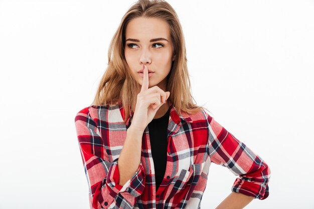 Ciérrese encima del retrato de una muchacha bonita en camisa de tela escocesa