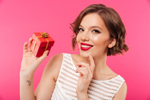 Ciérrese encima del retrato de una muchacha sonriente vestida en vestido