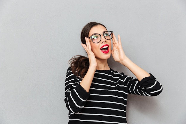 Ciérrese encima del retrato de una mujer bonita en lentes