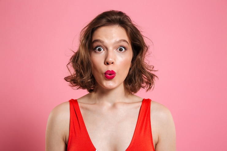 Foto gratuito ciérrese encima del retrato de una mujer bonita sorprendida