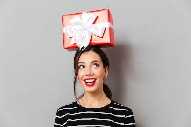 Foto gratuita ciérrese encima del retrato de una mujer feliz