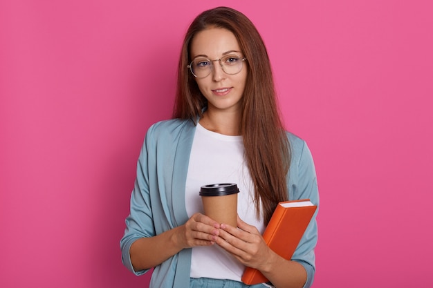 Ciérrese encima del retrato de la mujer de negocios caucásica con café para llevar