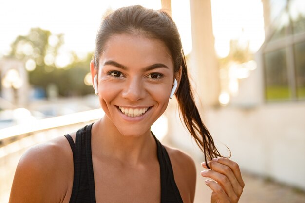 Foto gratuita ciérrese encima del retrato de una mujer sonriente de la aptitud