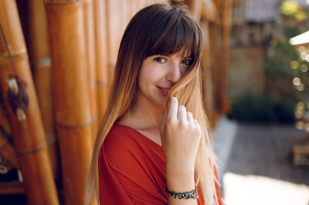 Ciérrese encima del retrato de la mujer sonriente con la sonrisa sincera blanca