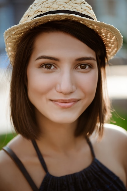 Ciérrese encima del retrato de la sonrisa triguena hermosa joven de la muchacha.