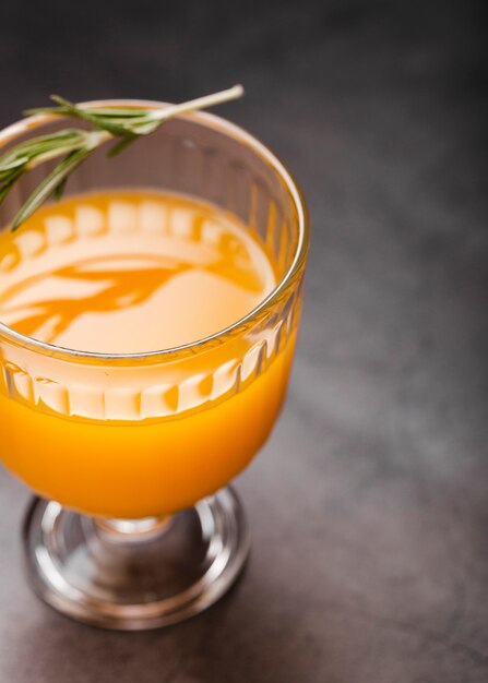 Ciérrese encima del zumo de naranja en vidrio