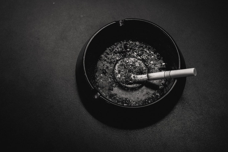 Foto gratuito un cigarrillo en un cenicero