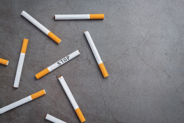 Foto gratuita cigarrillo en la superficie oscura concepto del día mundial sin tabaco.