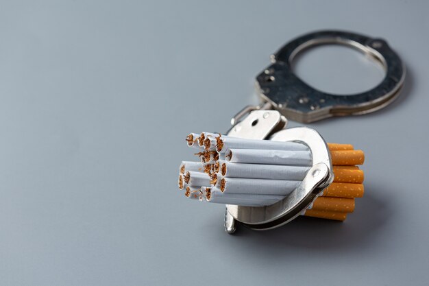 Cigarrillo en la superficie oscura Concepto del día mundial sin tabaco.